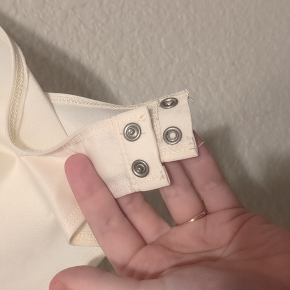 Sincerely Jules gold satin like cowl neck sleeveless bodysuit - Picture 5 of 8